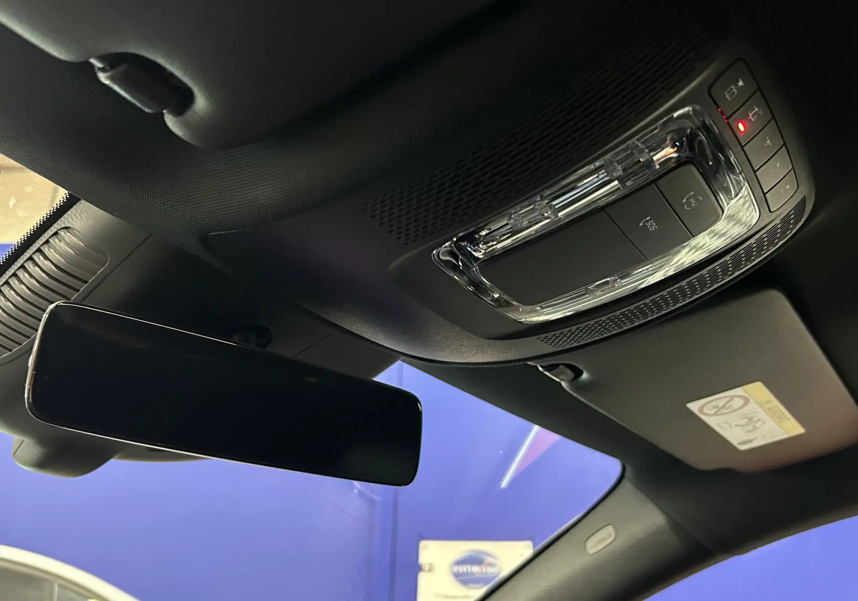 Vue intérieure du plafond noir avec rétroviseur et console de plafonnier éclairée d'une Mercedes CLA Shooting Brake 2024