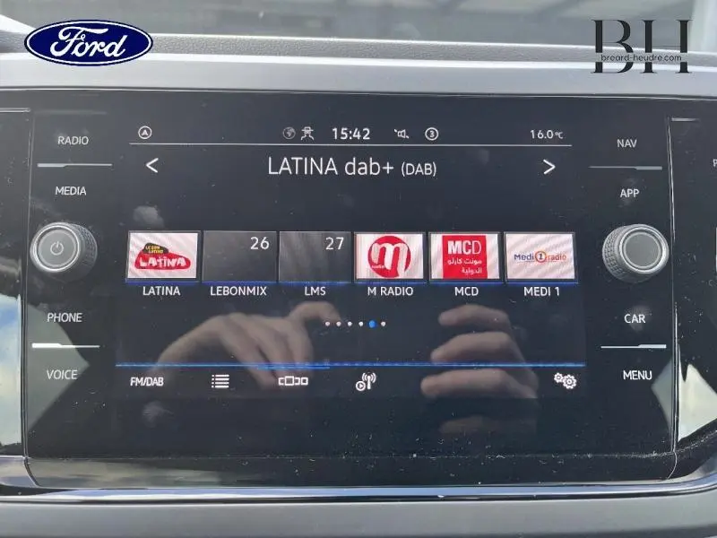 Écran tactile central de la Volkswagen Polo 2022 en Reflet d'Argent, affichant les stations radio DAB en intérieur.
