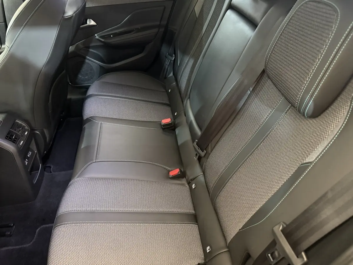 Vue intérieure côté droit des sièges arrière gris foncé en tissu et cuir de la Peugeot 308 SW Allure Pack 2022.