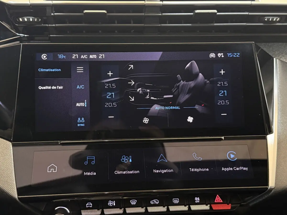 Écran tactile central de la Peugeot 308 gris foncé, affichant les réglages de climatisation et navigation.