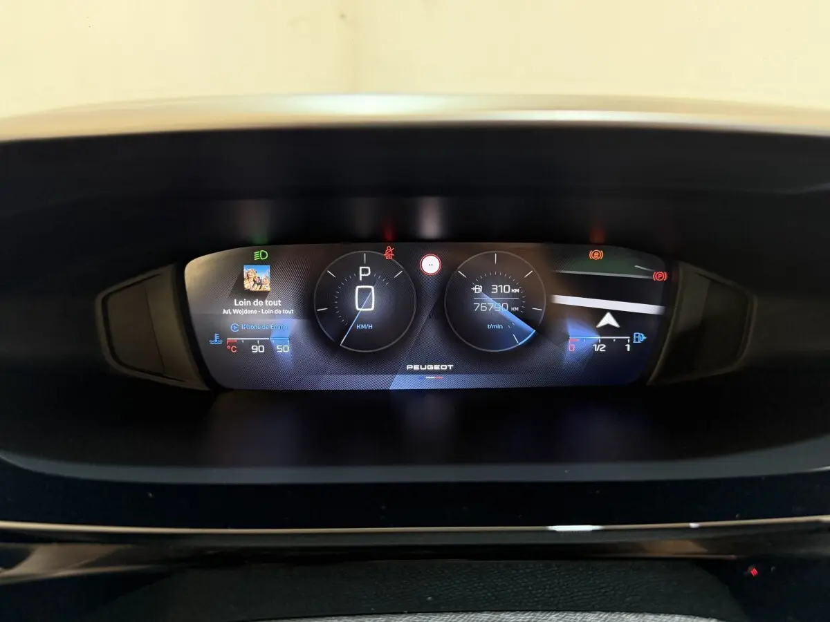 Affichage digital du tableau de bord de la Peugeot 308 gris foncé, vue frontale centrée sur les compteurs numériques.