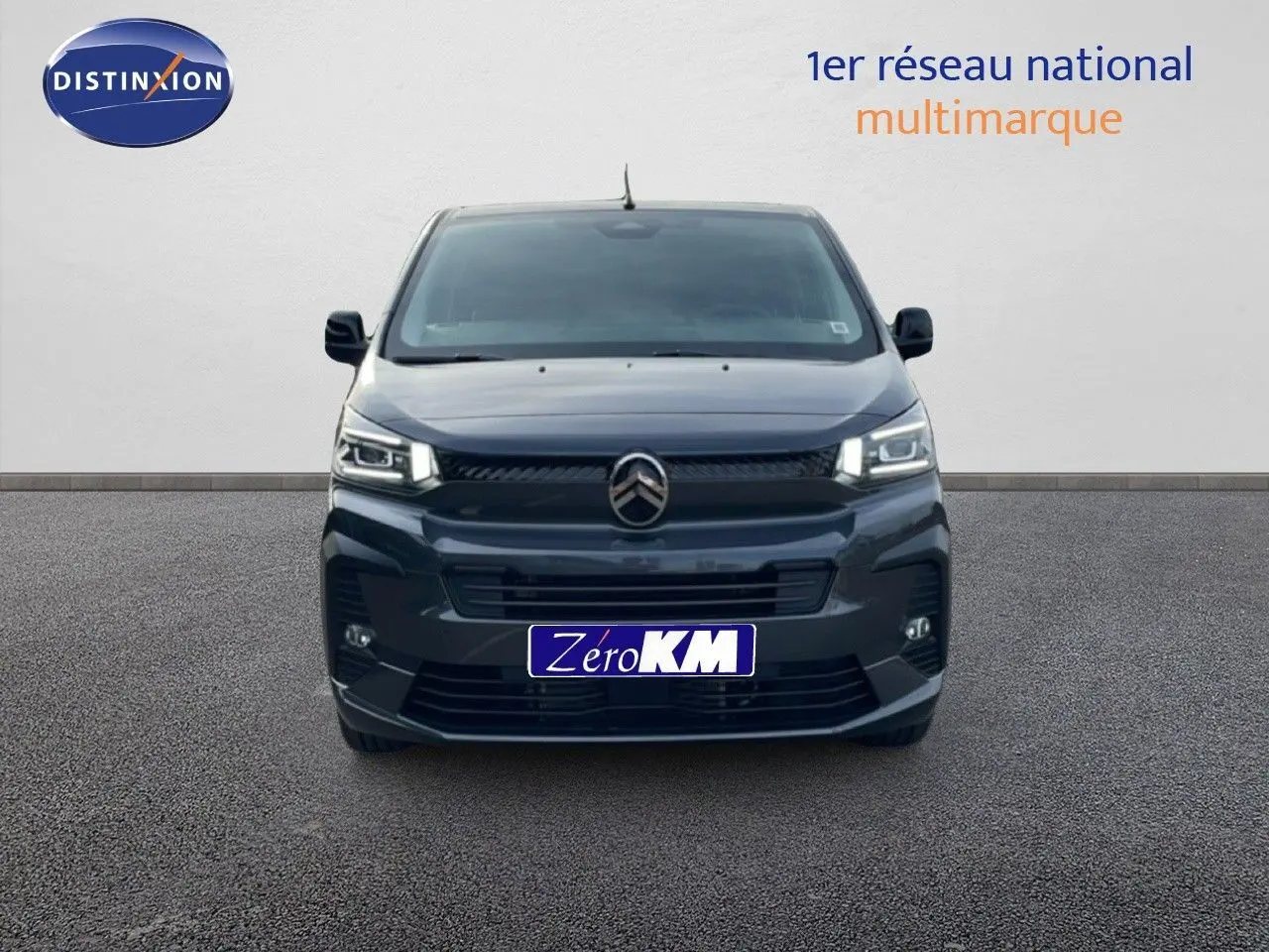 Vue frontale du Citroën Jumpy Cabine Approfondie gris titane métal avec calandre et phares LED visibles.