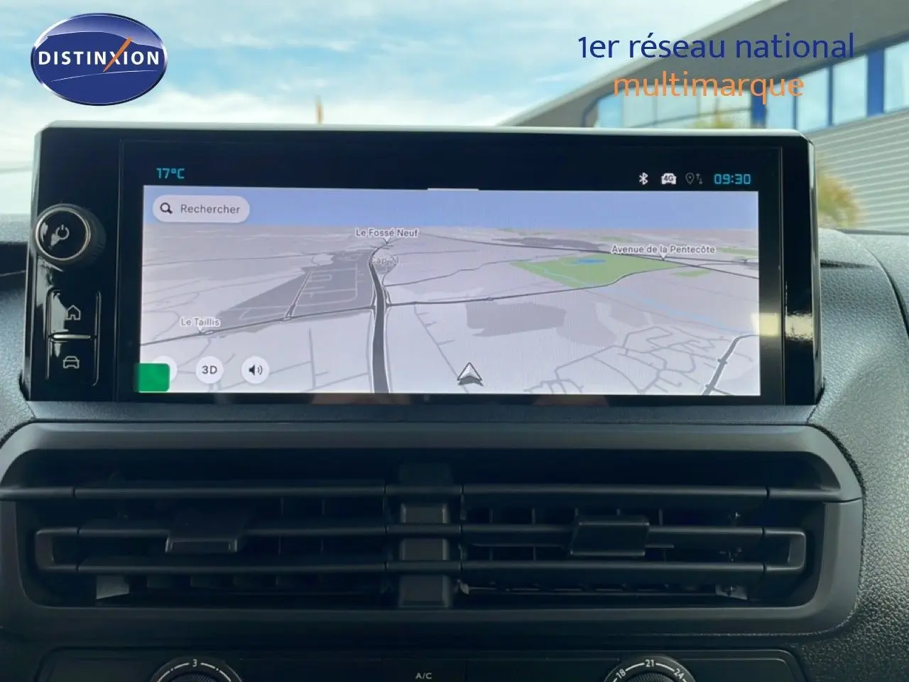 Écran tactile central avec navigation GPS dans l'habitacle du Citroën Jumpy Cabine Approfondie gris titane.