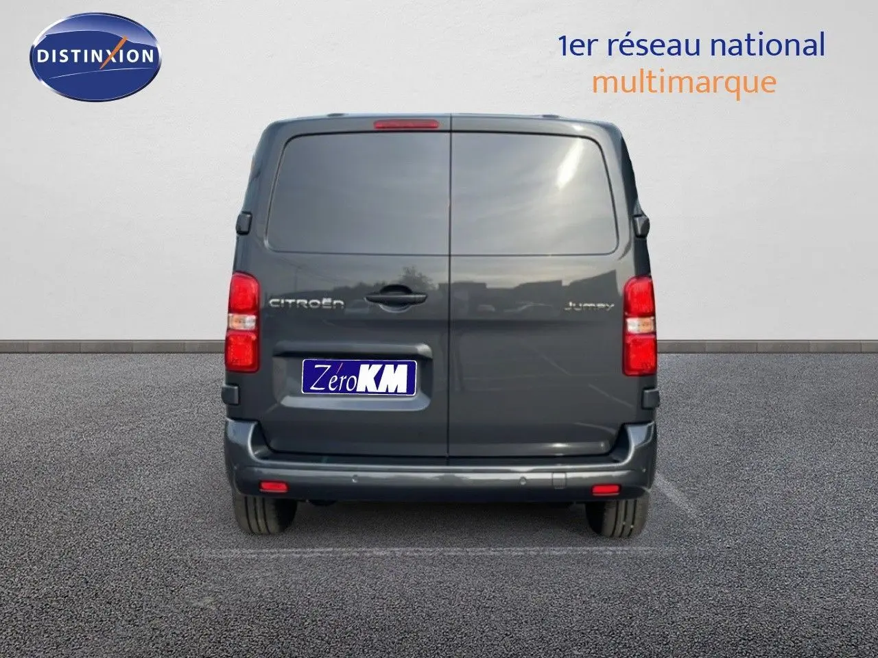 Vue arrière du Citroën Jumpy cabine approfondie gris titane métal avec portes battantes et feux rouges visibles.