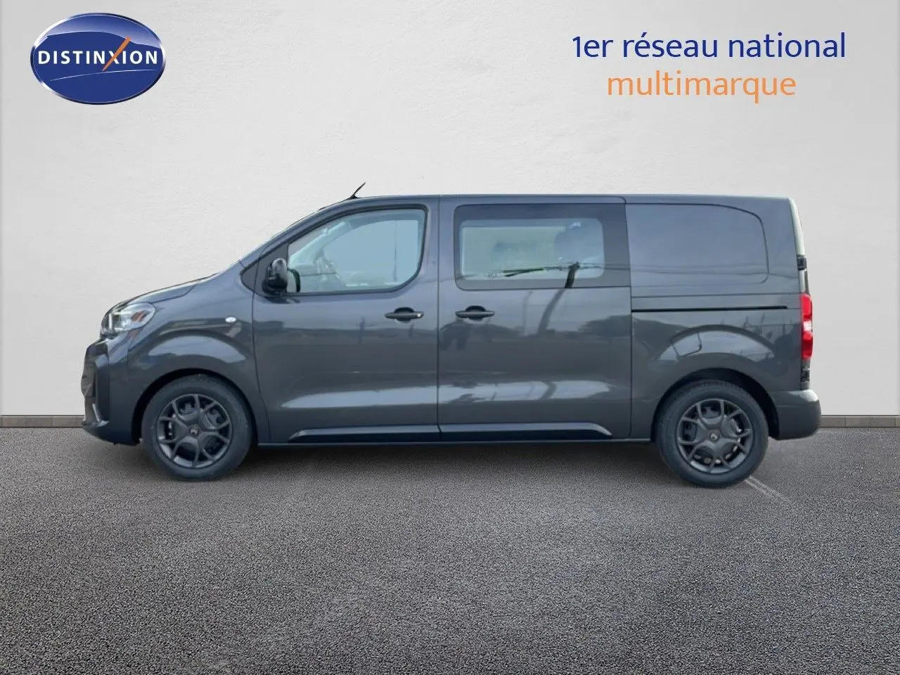 Vue latérale droite d'un Citroën Jumpy Cabine Approfondie gris titane métallisé avec vitres teintées et jantes sombres.