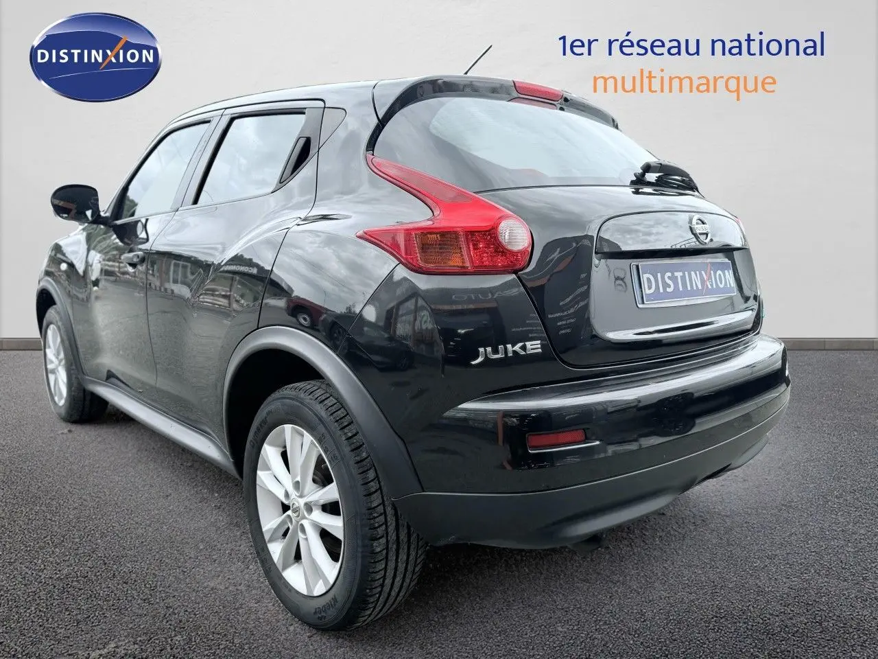 Vue 3/4 arrière droite d'un Nissan Juke noir 2012 avec feux arrière distinctifs et jantes argentées.
