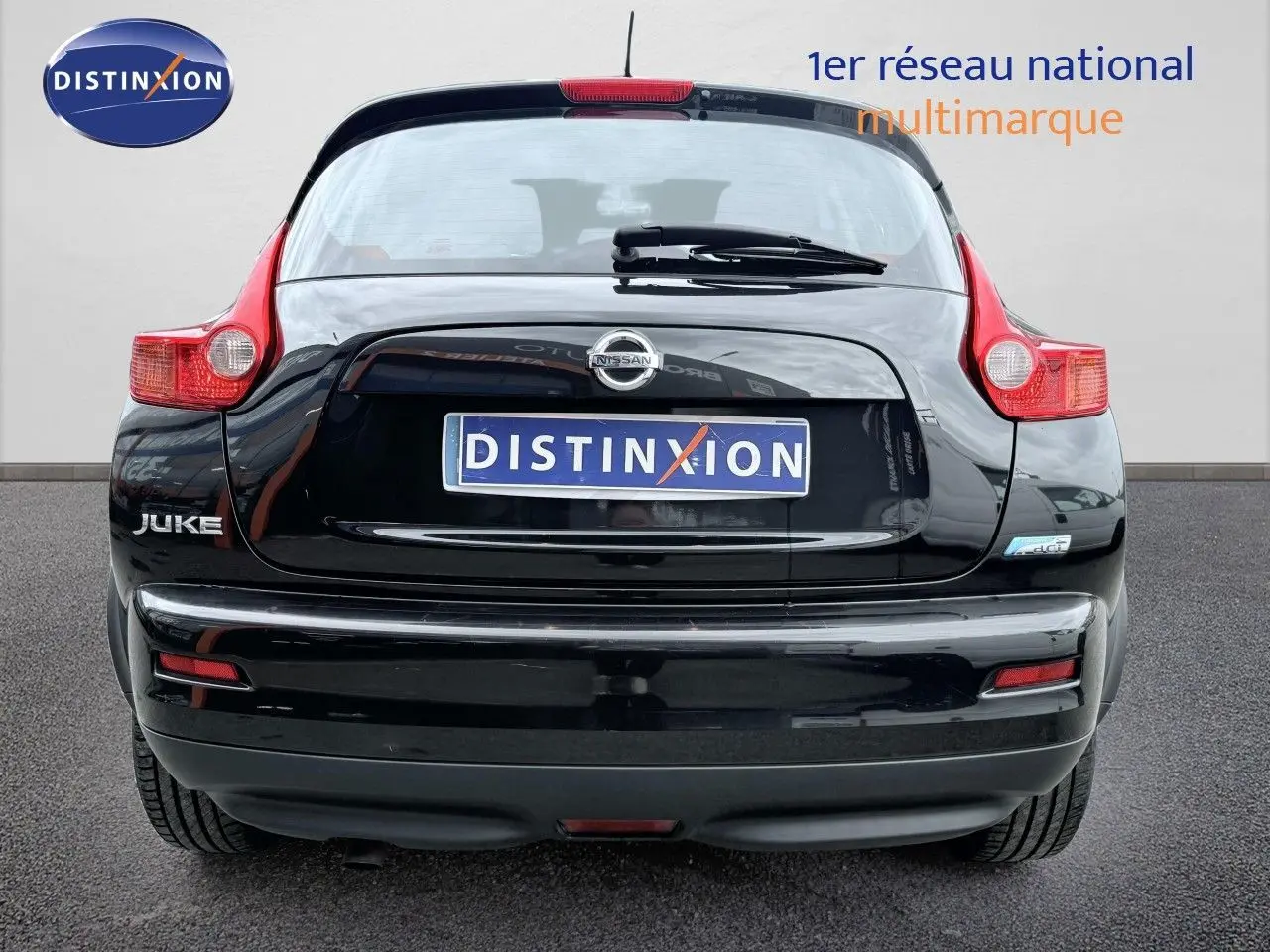 Vue arrière d'un Nissan Juke noir de 2012 avec feux arrière rouges et logo Nissan visible.