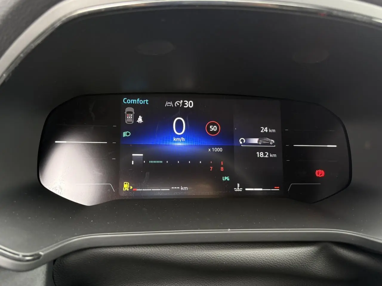 Affichage numérique du tableau de bord du Renault Captur Noir Étoile 2025 montrant la vitesse à 0 km/h et indicateurs LPG.