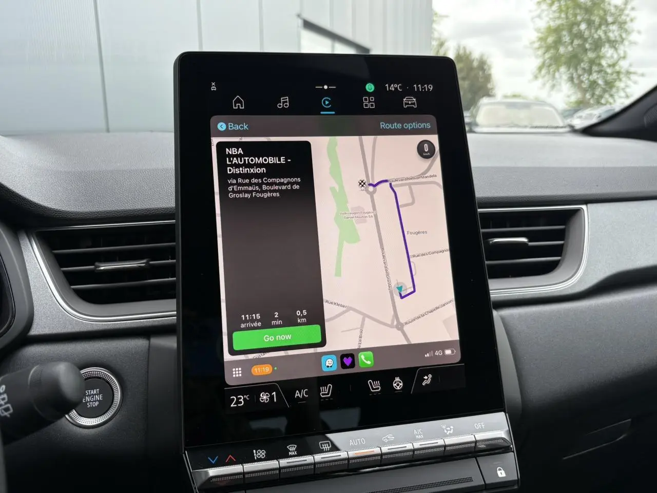 Écran tactile Open R-Link 10 pouces affichant la navigation dans l'habitacle du Renault Captur Noir Etoile, vue centrale du tableau de bord.