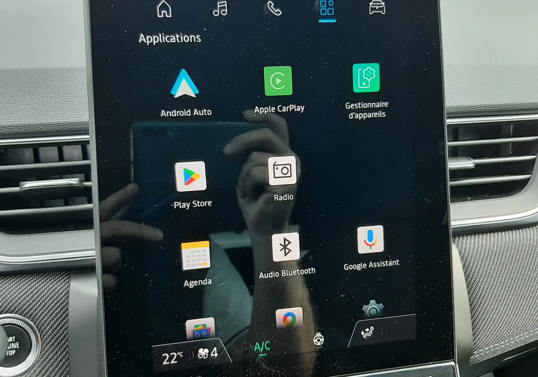 Écran tactile central du Renault Captur 2024 affichant les applications Android Auto et Apple CarPlay, intérieur noir.