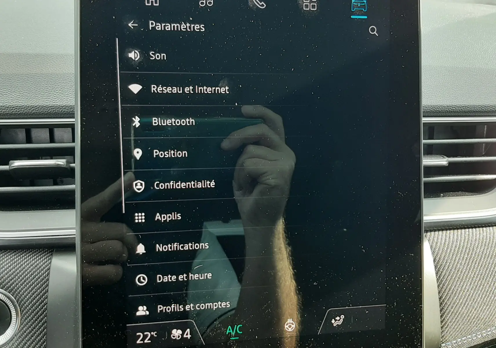 Écran tactile central du tableau de bord du Renault Captur 2024, affichant les paramètres connectivité et climatisation.
