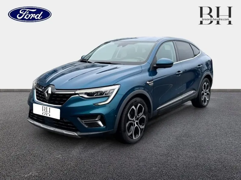 Renault Arkana bleu Zanzibar vu en 3/4 avant droit, avec jantes alu et calandre distinctive Renault.