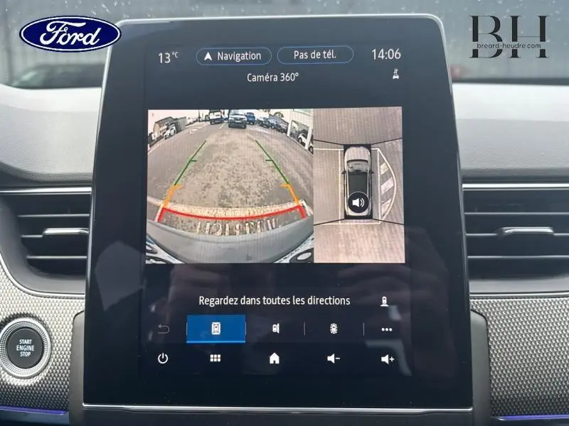 Écran tactile central affichant la caméra 360° d'une Renault Arkana Bleu Zanzibar, vue arrière et vue aérienne du véhicule.