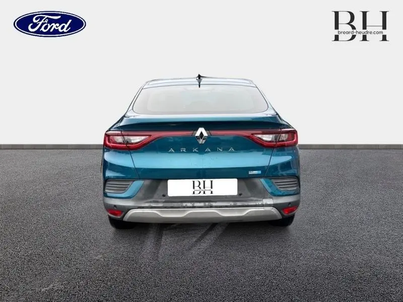 Vue arrière d'une Renault Arkana bleu Zanzibar avec feux LED et logo Renault bien visibles.