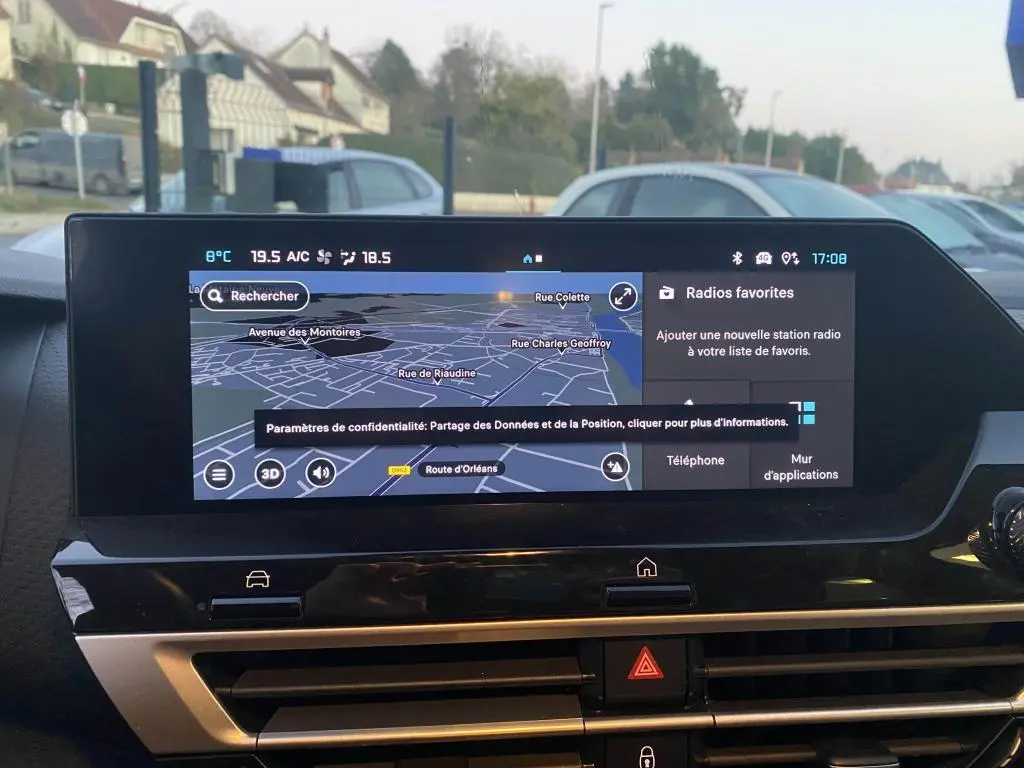 Écran tactile central du tableau de bord de la Citroën C4 2025 affichant la navigation et les options multimédias.