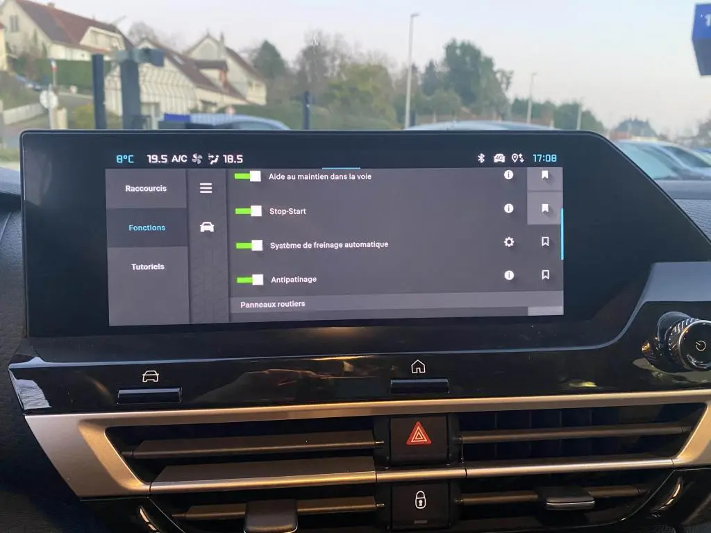 Écran tactile central du tableau de bord de la Citroën C4 2025, affichant les aides à la conduite.