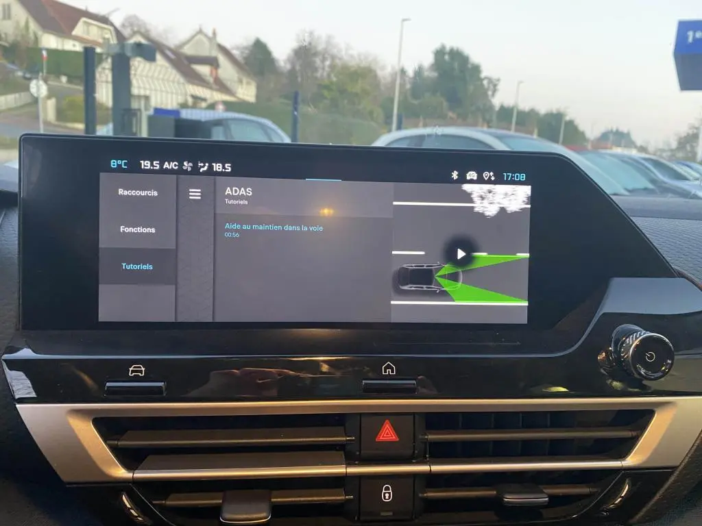 Écran central tactile de la Citroën C4 2025 affichant l'aide au maintien dans la voie, intérieur noir moderne.