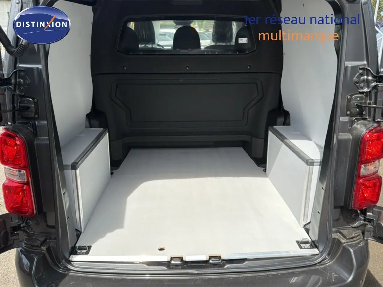 Vue arrière du Citroën Jumpy cabine approfondie gris titane métal avec portes ouvertes montrant l’espace de chargement vide.