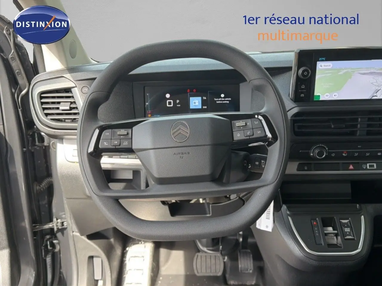 Vue intérieure centrée sur le volant multifonction du Citroën Jumpy cabine approfondie 2026, tableau de bord moderne visible.