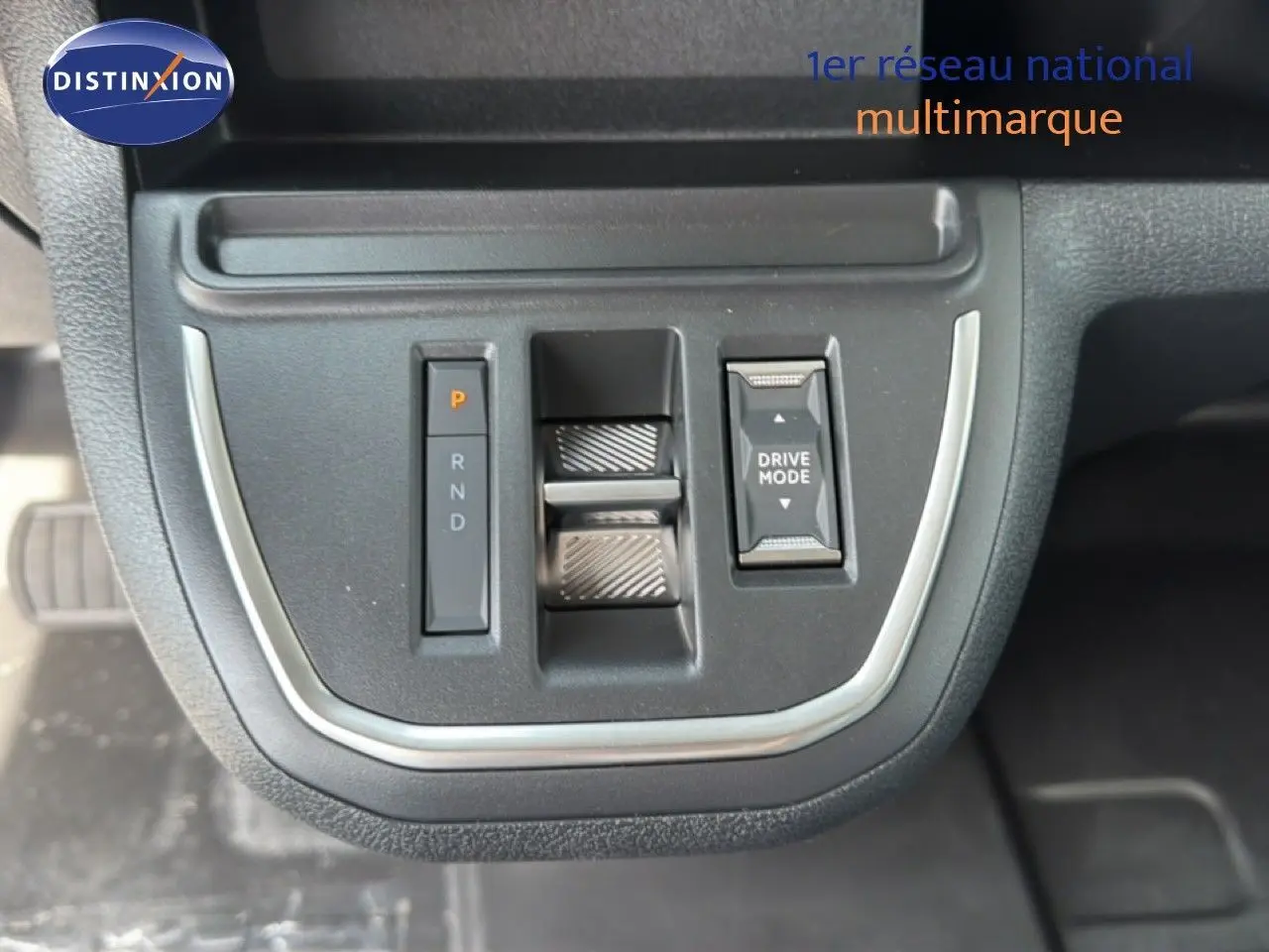 Gros plan sur la console centrale du Citroën Jumpy cabine approfondie, avec sélecteur de boîte auto et bouton Drive Mode.