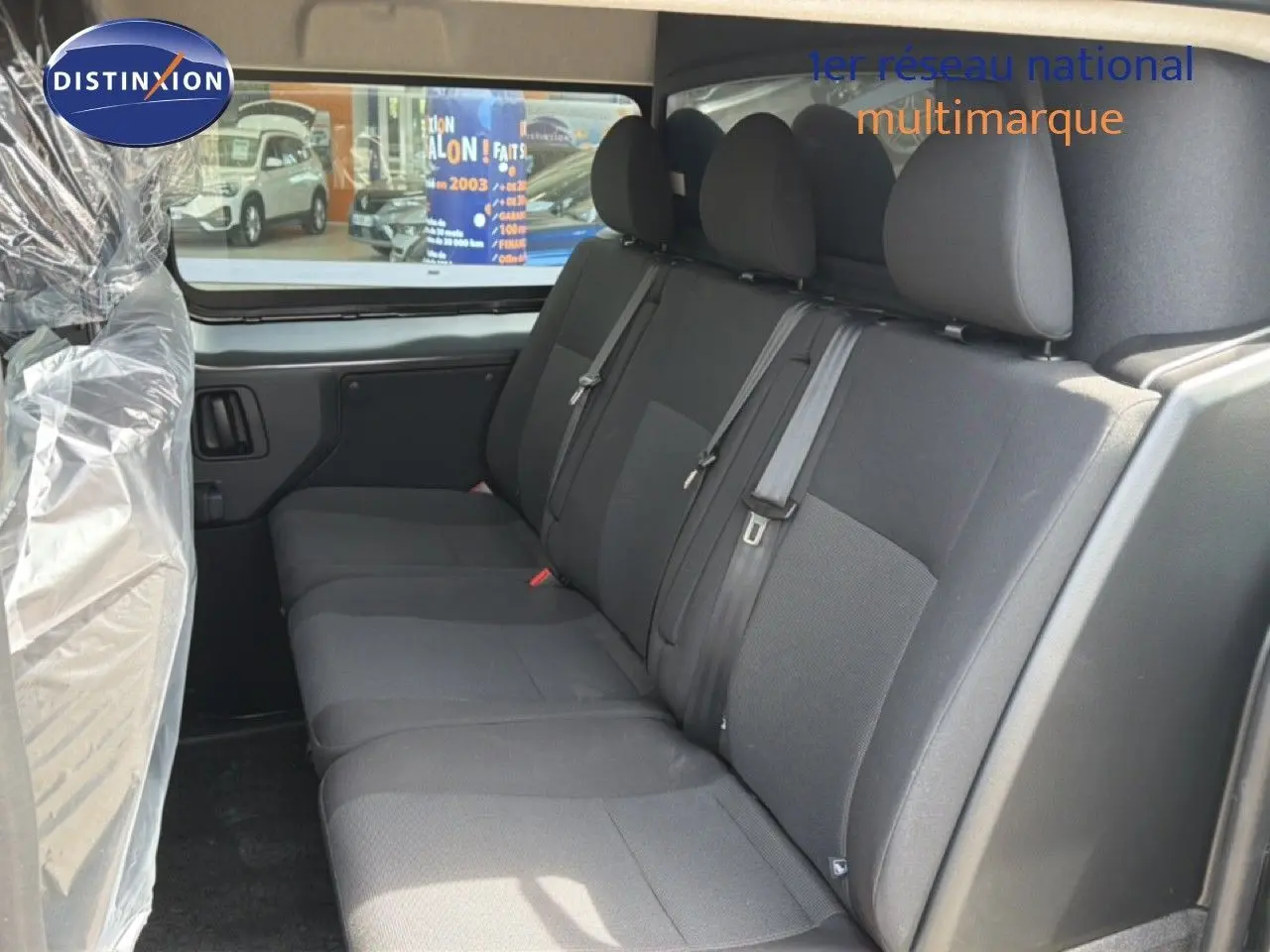 Vue intérieure côté droit montrant la banquette arrière en tissu gris du Citroën Jumpy Cabine Approfondie 2026.