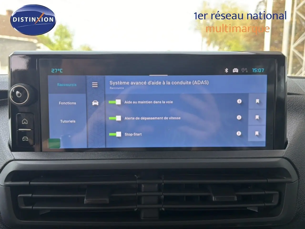 Gros plan sur la commande des feux et clignotants à gauche du volant dans l’habitacle du Citroën Jumpy gris titane.