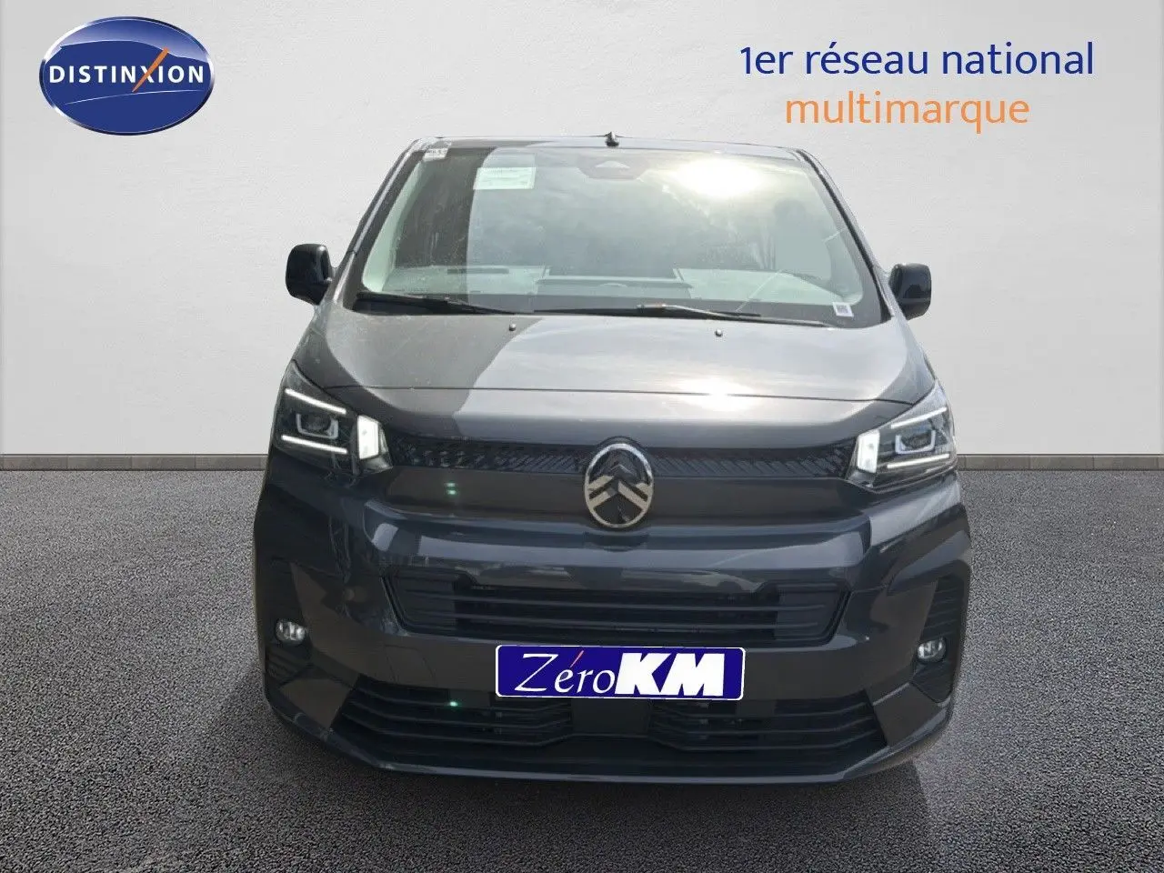 Vue frontale d'un Citroën Jumpy Cabine Approfondie gris titane métal avec calandre noire et phares LED allumés.