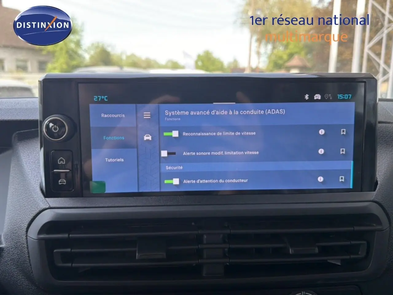 Gros plan sur les commandes multifonctions à gauche du volant du Citroën Jumpy gris titane, avec régulateur de vitesse.
