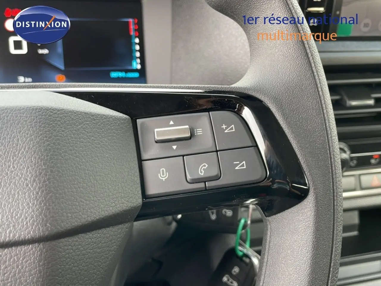 Gros plan sur les commandes au volant du Citroën Jumpy Cabine Approfondie gris titane, avec écran digital en arrière-plan.
