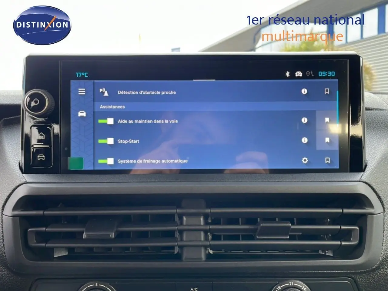 Vue intérieure centrée sur l'écran tactile du tableau de bord du Citroën Jumpy gris titane, affichant les aides à la conduite.