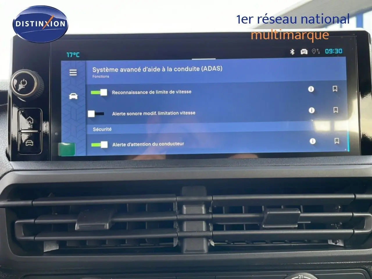 Écran tactile du système d’aide à la conduite dans l’habitacle d’un Citroën Jumpy gris titane, vue frontale rapprochée.