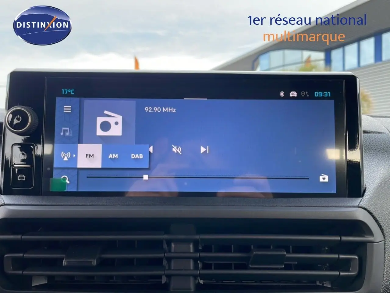 Écran tactile central du tableau de bord du Citroën Jumpy Cabine Approfondie 2026 affichant la radio FM.