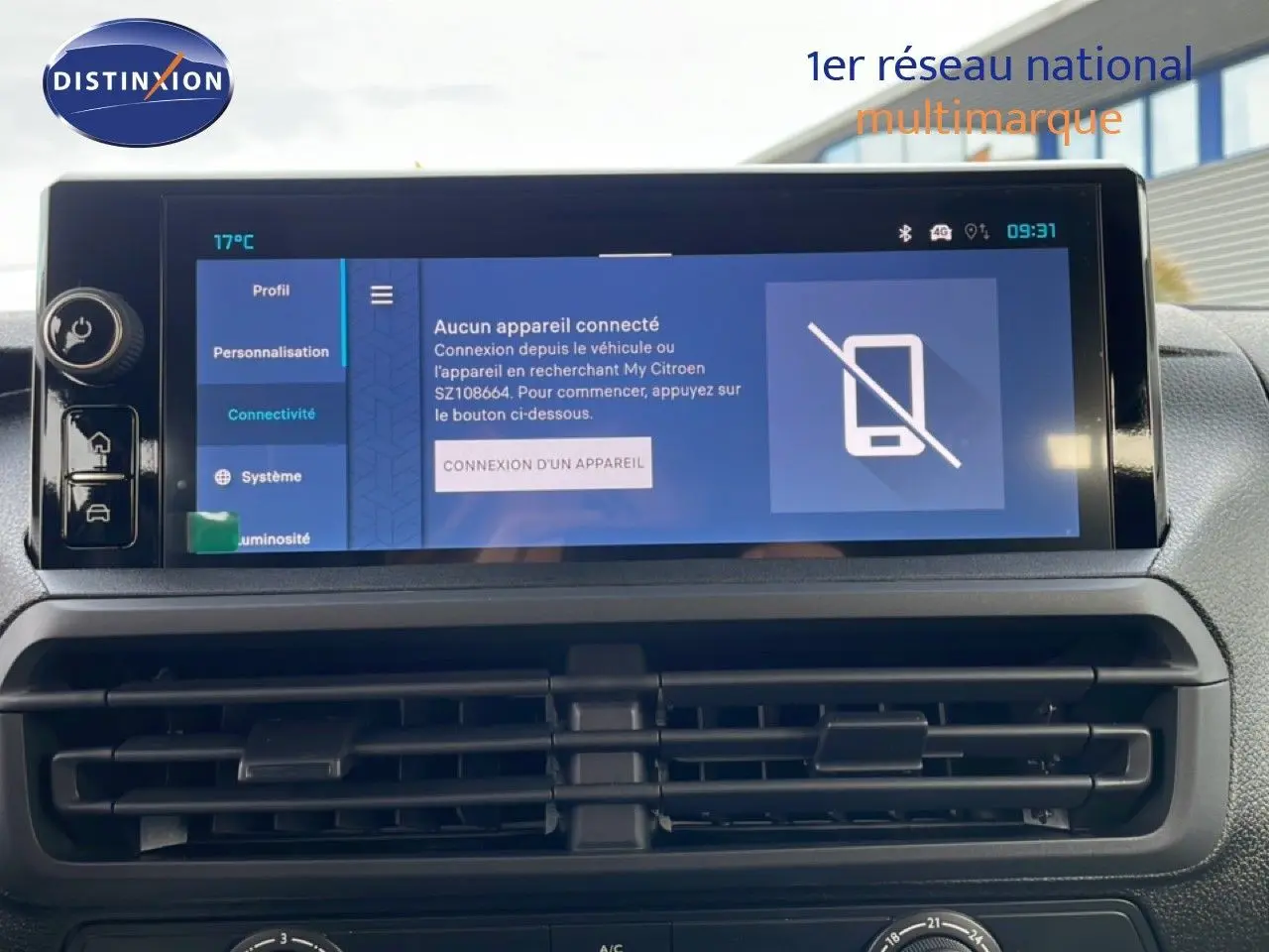 Écran tactile central affichant la connectivité dans l'habitacle du Citroën Jumpy Cabine Approfondie gris titane, vue de face.