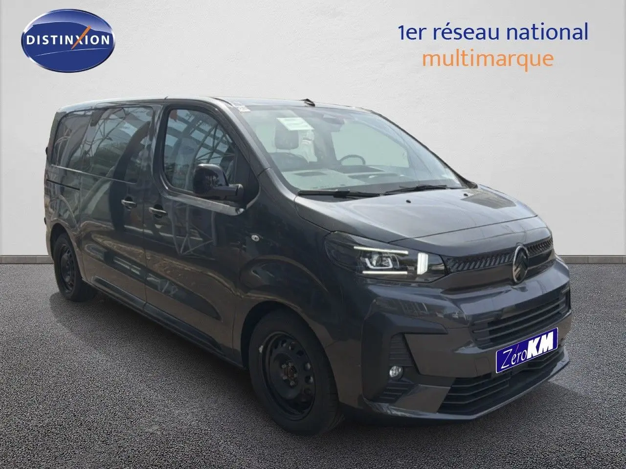 Vue 3/4 avant d'un Citroën Jumpy Cabine Approfondie gris titane métal avec jantes noires et calandre moderne.