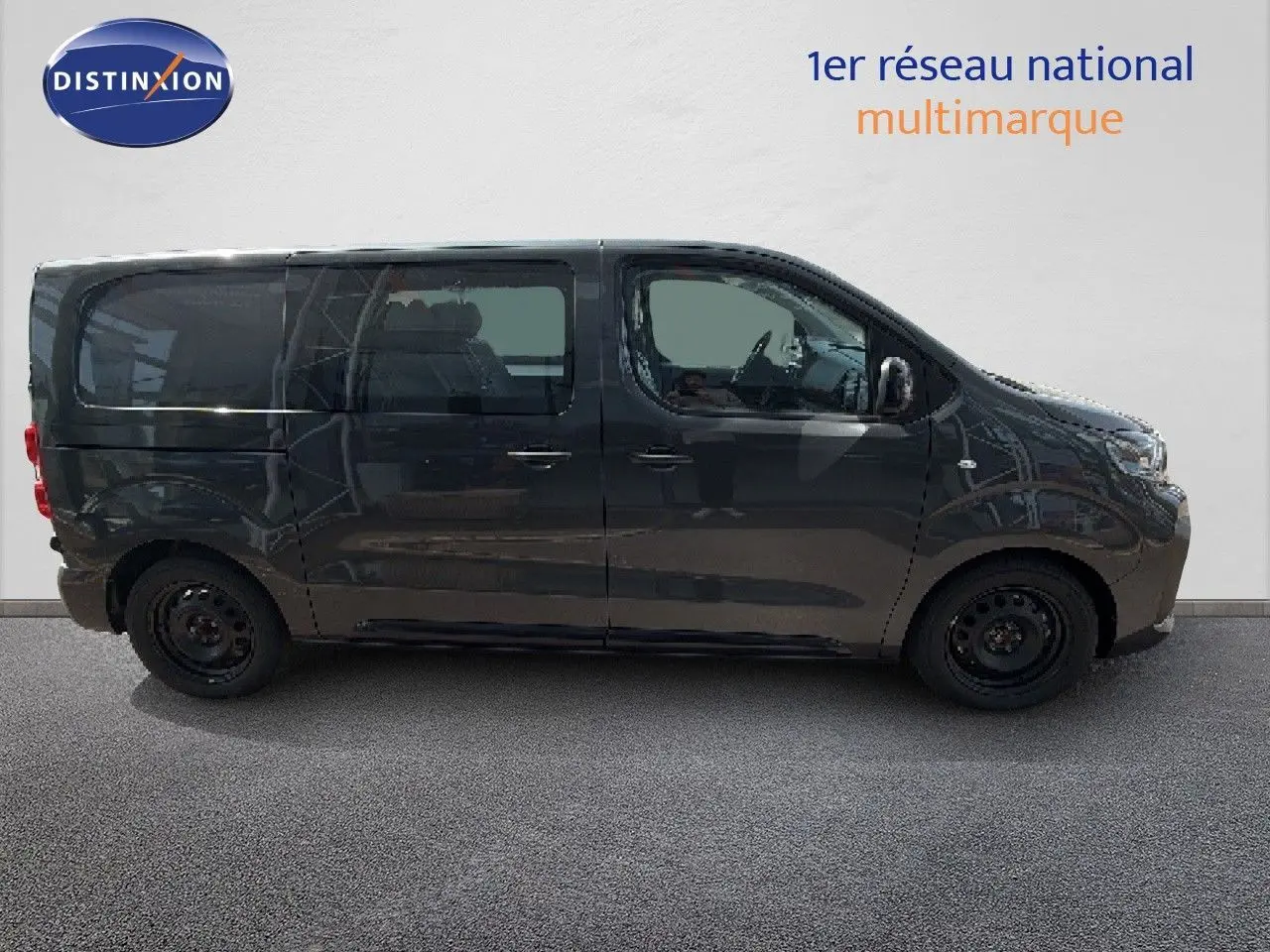 Vue latérale droite d'un Citroën Jumpy Cabine Approfondie gris titane métal, profil sobre et moderne.