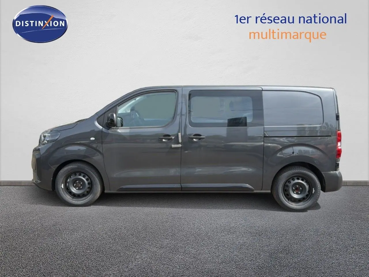 Profil droit d’un Citroën Jumpy Cabine Approfondie gris titane métal, avec vitres latérales et jantes noires.
