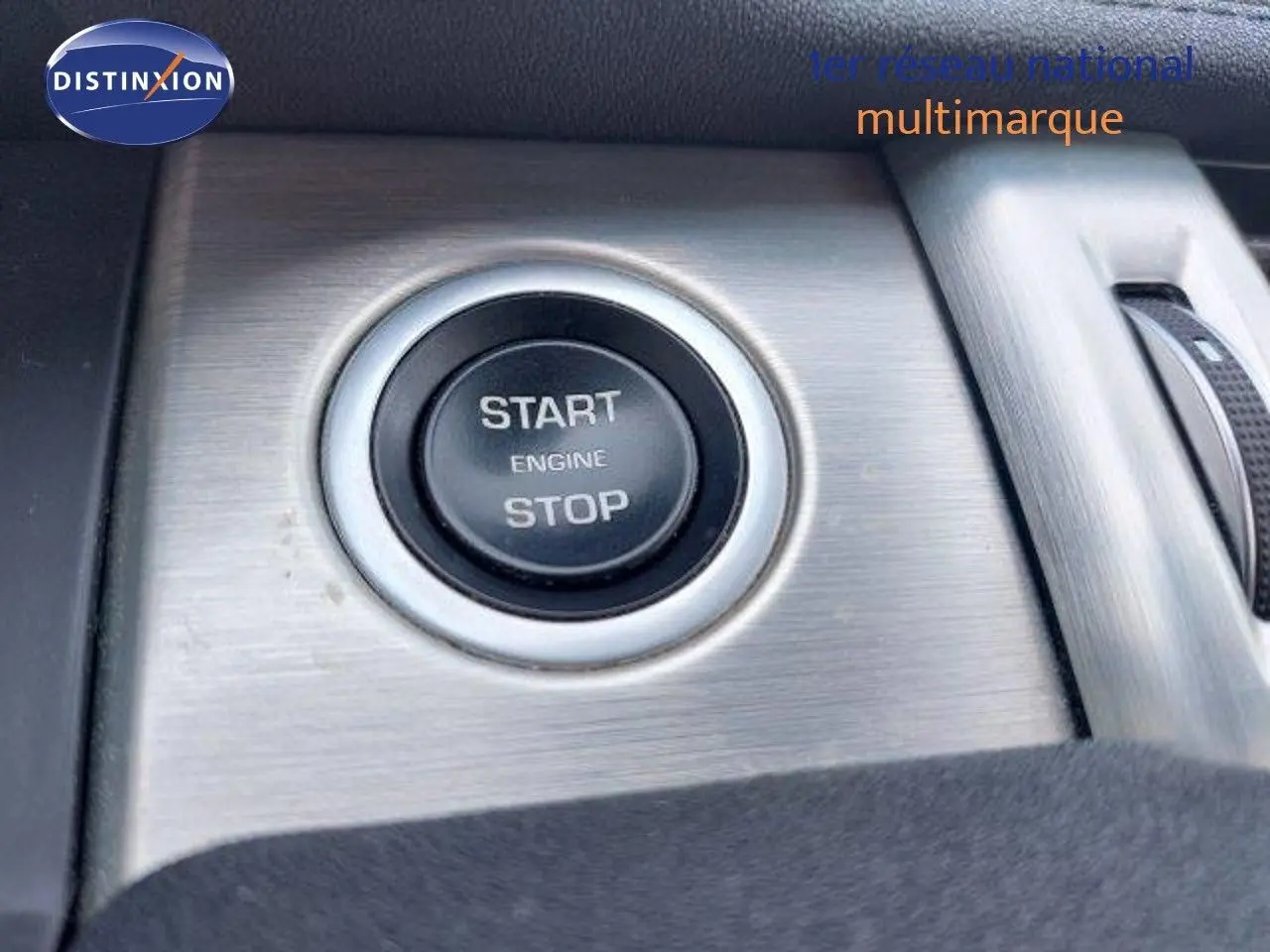 Bouton start/stop moteur en gros plan sur la console intérieure du Range Rover Evoque blanc de 2018.