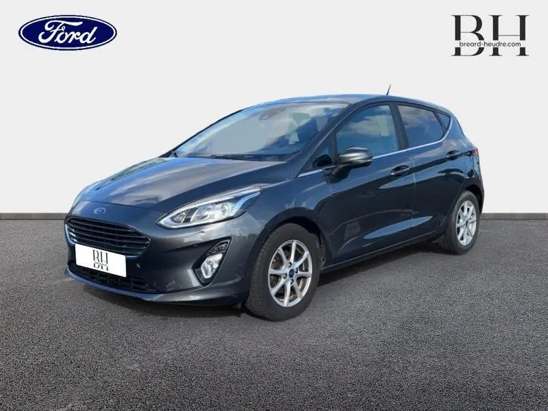 Ford Fiesta 1.1 Titanium 2021 en gris Fashion Magnetic vue 3/4 avant droit avec jantes alu et phares LED
