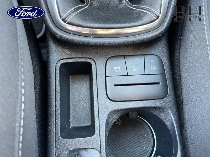 Gros plan sur la console centrale noire de la Ford Fiesta 2021 avec levier de vitesse cuir et boutons de contrôle.