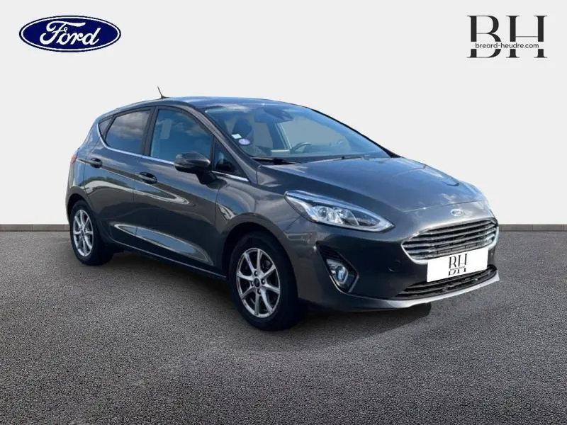 Ford Fiesta 1.1 Titanium 2021 en Fashion Gris Magnetic vue 3/4 avant avec jantes alu et phares LED allumés