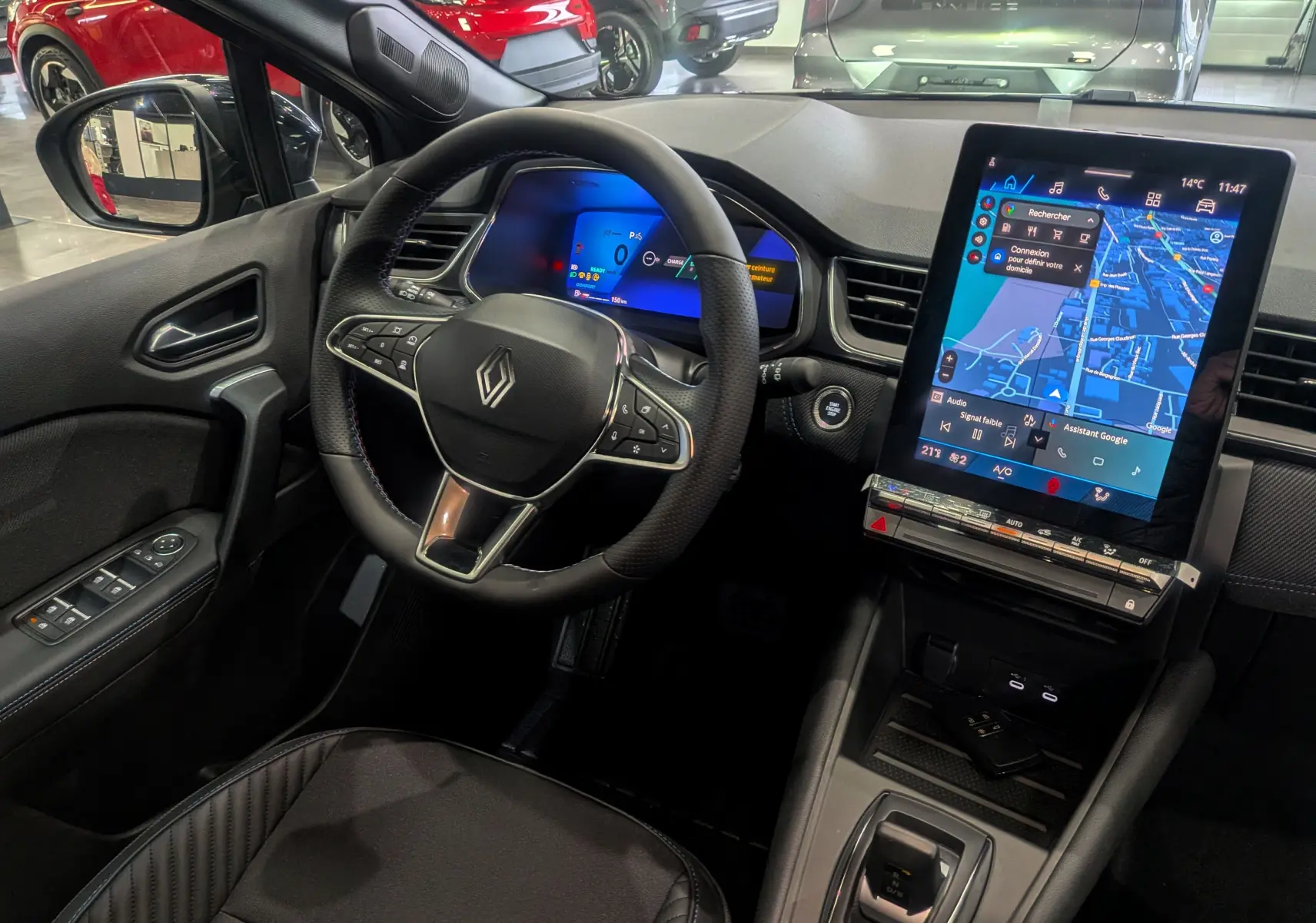 Vue intérieure côté conducteur du Renault SYMBIOZ gris Cassiopé, avec tableau de bord numérique et grand écran tactile central.