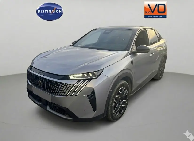 Peugeot 3008 Hybrid gris clair en 3/4 avant droit, avec jantes alliage 19 pouces et feux LED allumés.