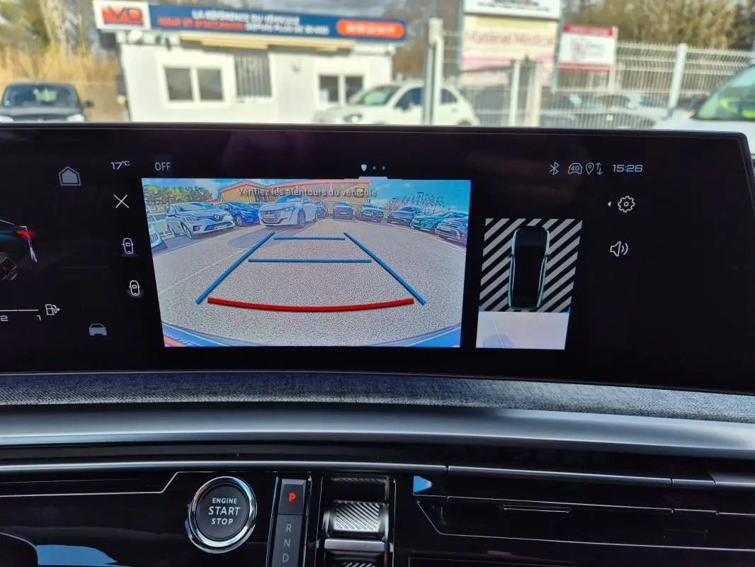 Vue du tableau de bord du Peugeot 3008 Hybrid 136 e-DCS6 GT 2024, écran de caméra de recul et commande de boîte auto.