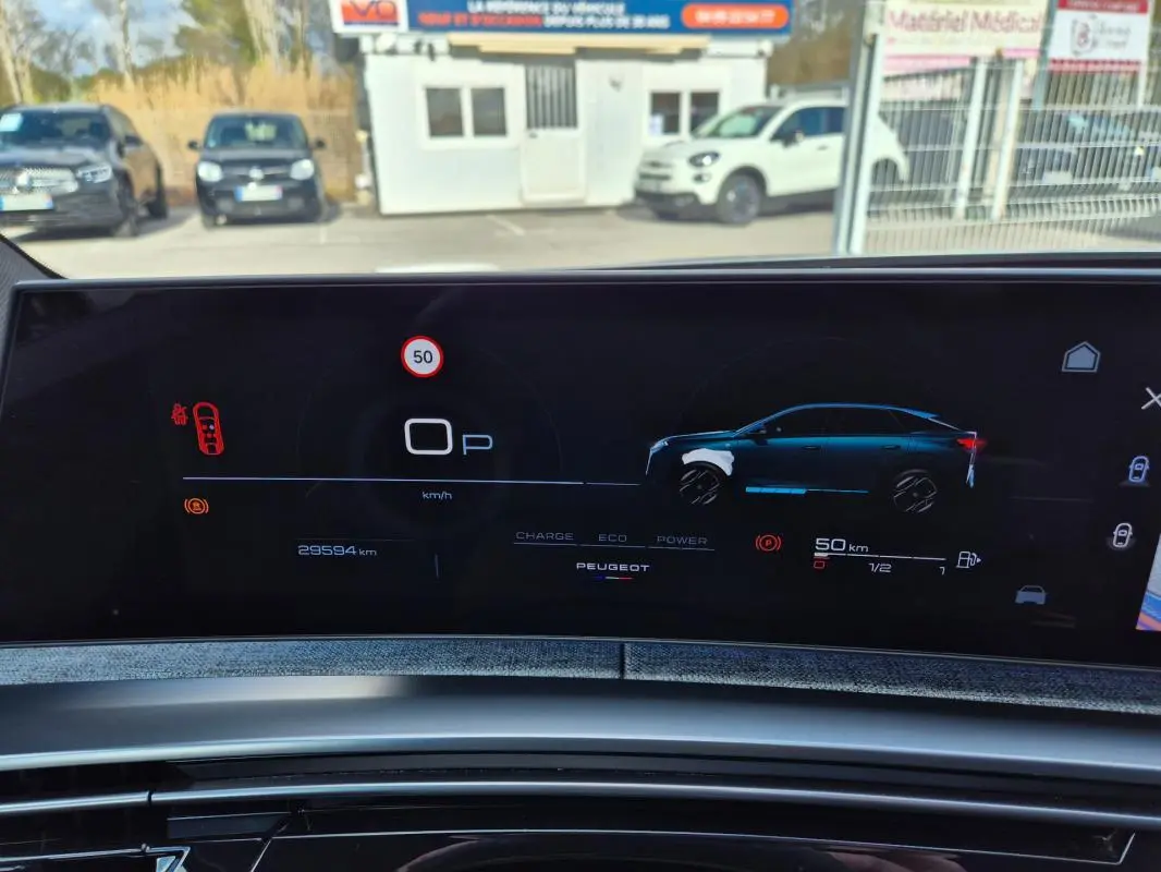 Affichage numérique du cockpit du Peugeot 3008 Hybrid 136 e-DCS6 GT montrant la silhouette du véhicule en profil côté droit.