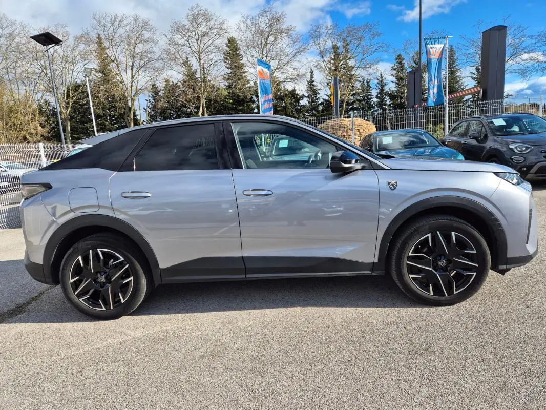 Peugeot 3008 Hybrid gris clair vue de profil côté gauche, avec jantes alliage 19 pouces et toit noir contrasté.