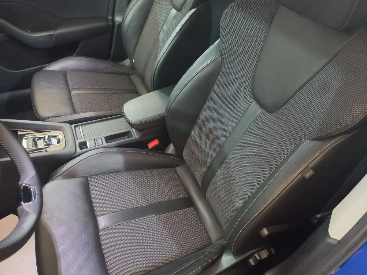 Vue rapprochée des sièges avant en cuir noir et tissu gris de la Skoda Octavia 1.5 TSI mHEV e-TEC 2022.