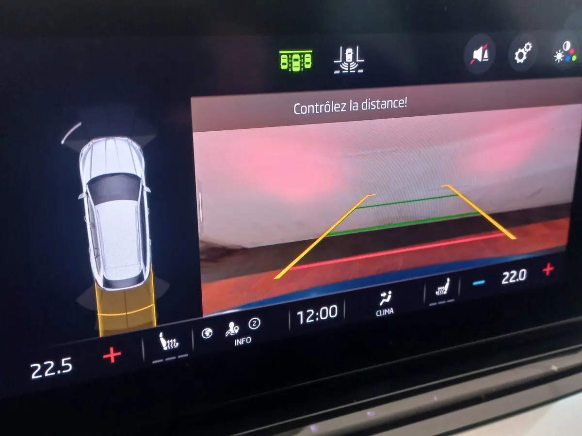 Écran tactile intérieur de la Skoda Octavia 2022 montrant la caméra de recul et l’affichage de stationnement.