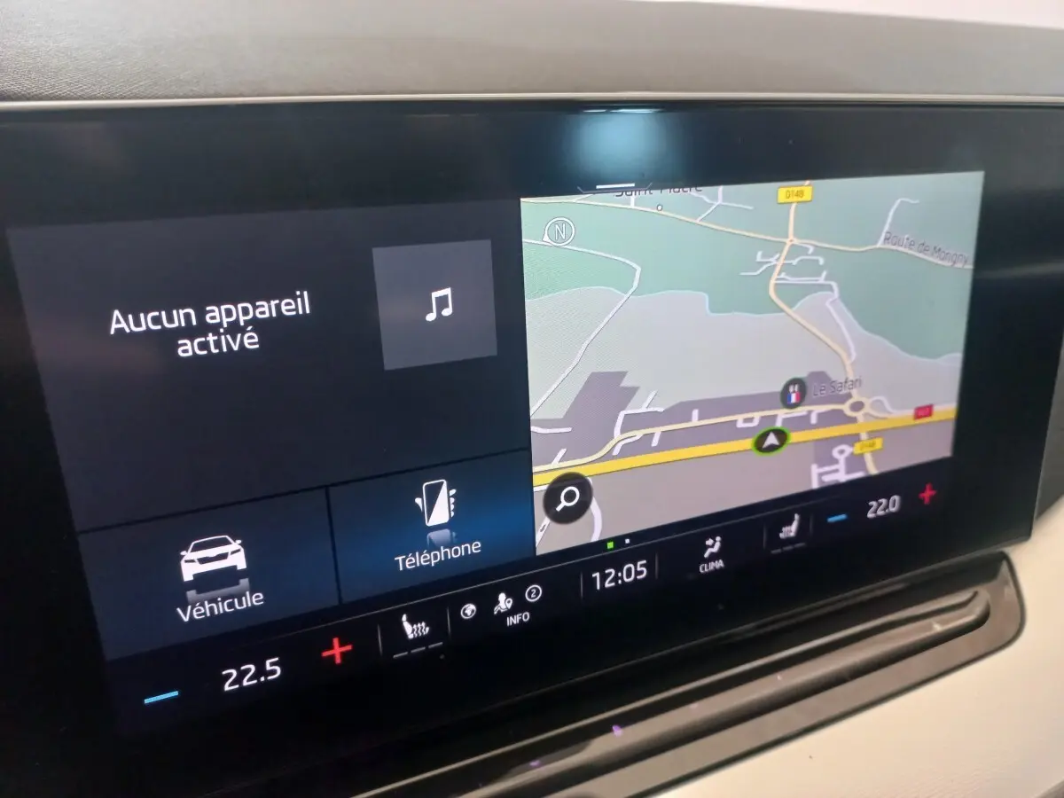 Écran tactile central de la Skoda Octavia 2022 affichant la navigation et les commandes multimédia.