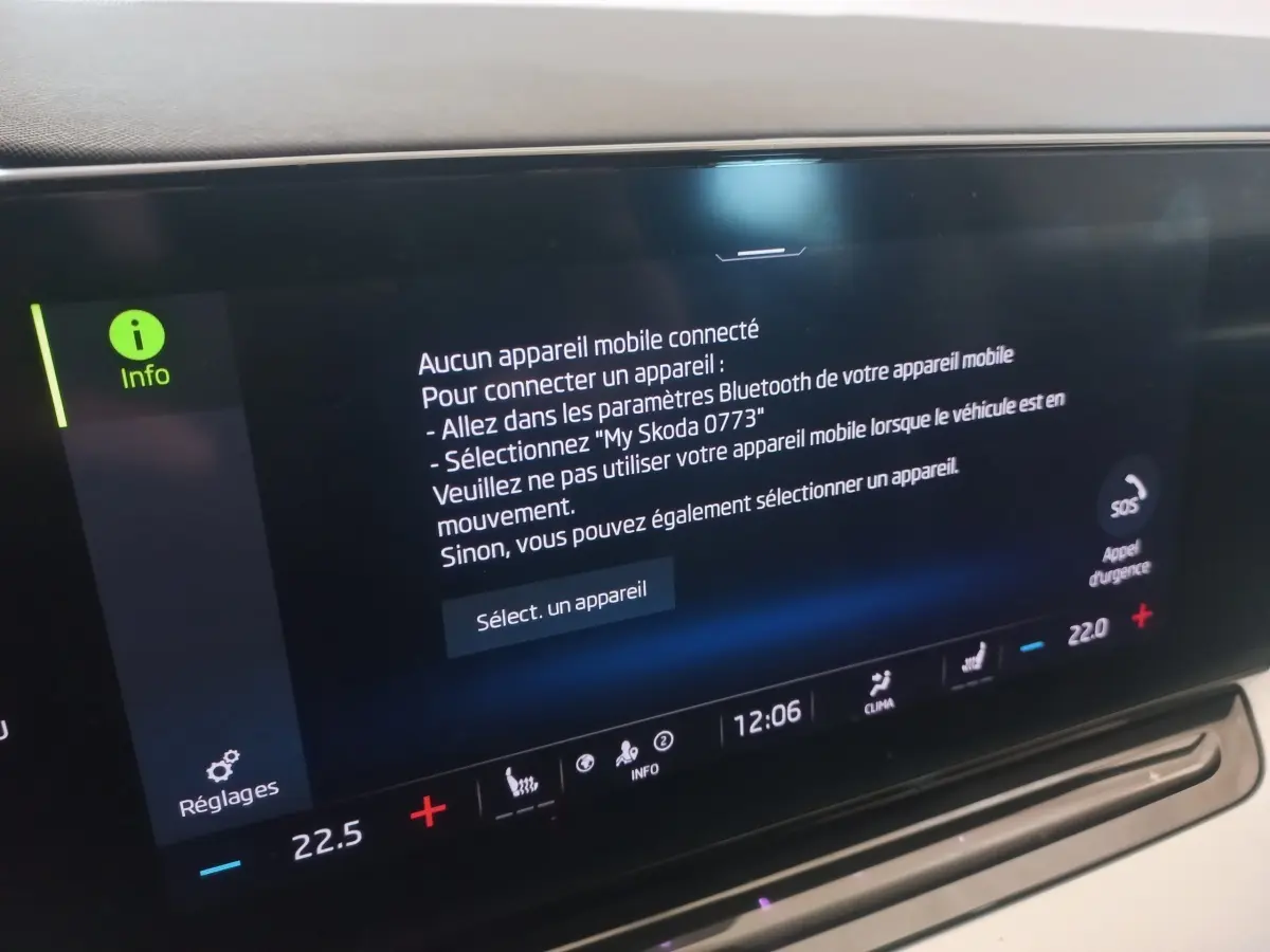 Écran tactile central de la Skoda Octavia 2022 affichant les instructions de connexion Bluetooth, ambiance intérieure claire.