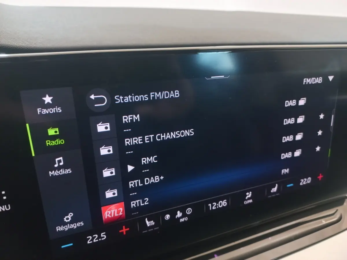 Écran tactile central de la Skoda Octavia 2022 affichant les stations radio FM/DAB en intérieur noir.